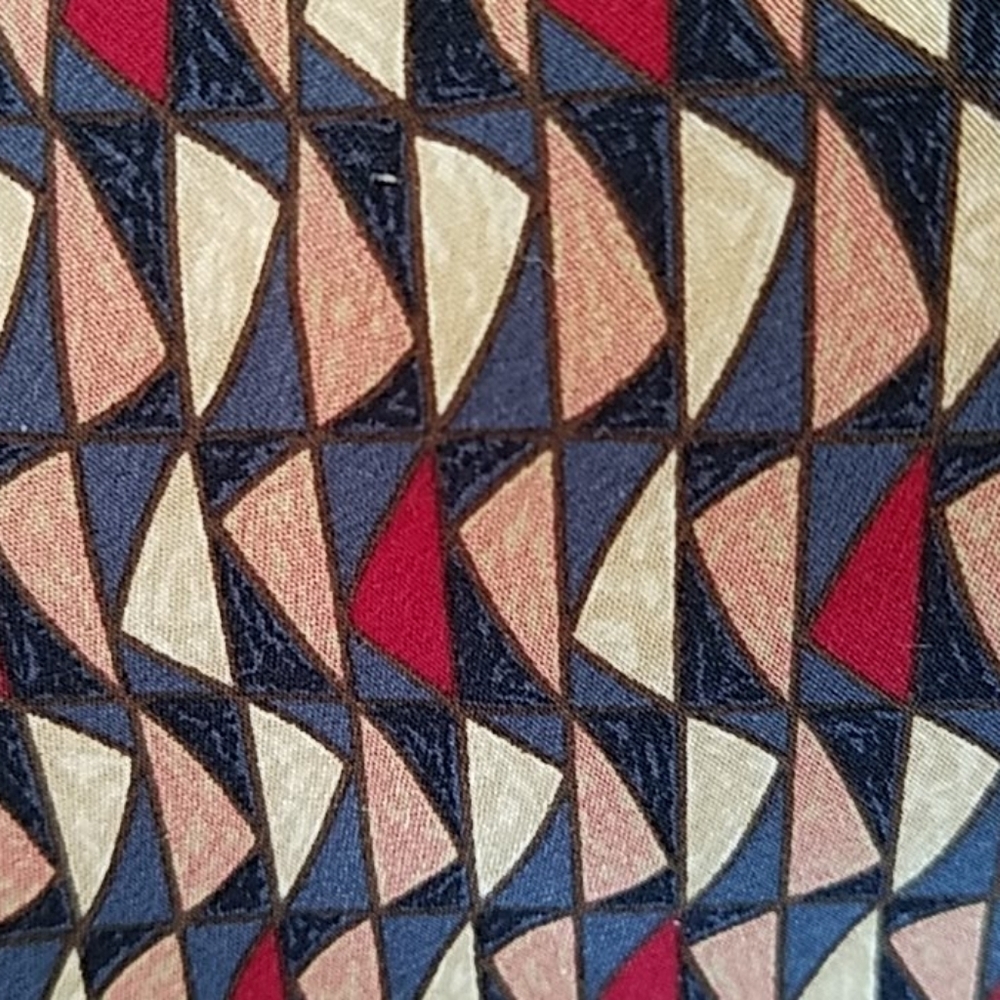 𝅺Valentino vintage designer's Italian red 100% silk men's necktie geometrical - Picture 7 of 10